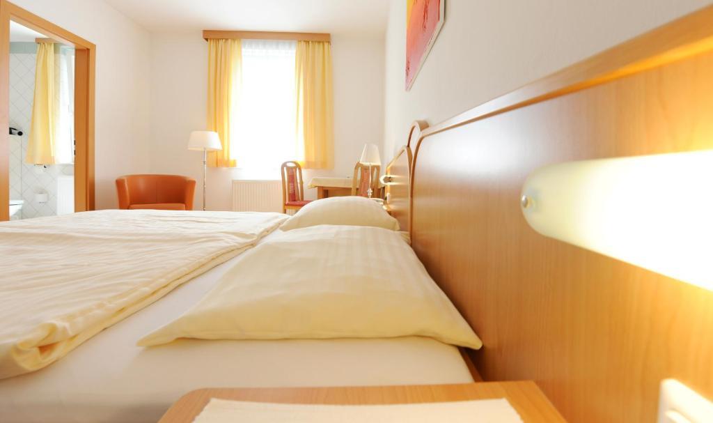 Zum Goldenen Engel - Fam. Ehrenreich Hotel Krems an der Donau Room photo